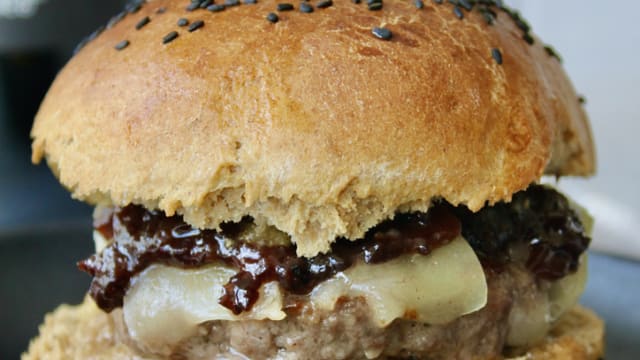 Burger con macinato di manzo e maiale, pecorino, pesto di mandorla e nocciola al rosmarino, mostarda d'uva